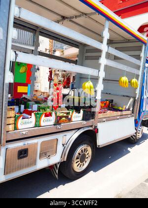 Obst- und Gemüsewagen, der die Straße mit Bananen und Tomaten in Taormina Sizilien, Italien, überquert Stockfoto