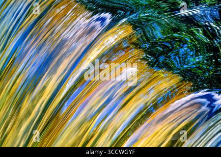 Buntes fließendes Wasser an einem Teich Stockfoto