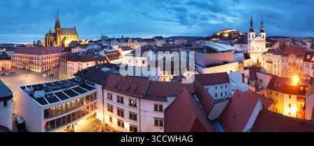 Brünn - fantastischer Blick auf den alten Schlepptau und die Kathedrale von St. Peter und Paul, Tschechische Republik bei Nacht Stockfoto