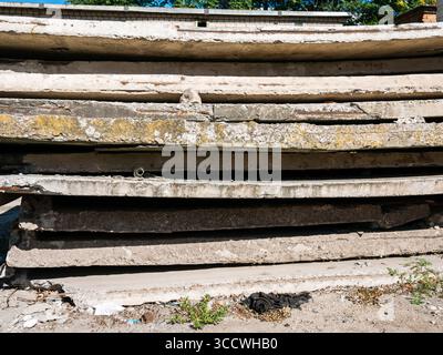 Nahaufnahme eines Stapels alter Betonbodenplatten, die sich im Laufe der Zeit verschlechtern. Stockfoto