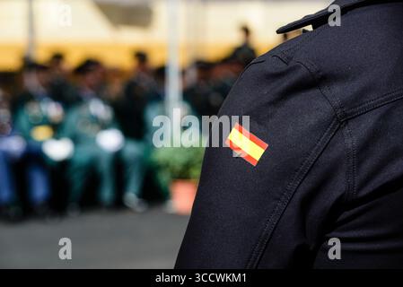 12. Oktober 2022, Sevilla, Andalusien, Spanien: Eine Fliege, die während der Feierlichkeiten über der spanischen Flagge einer Uniform platziert wird (Foto: © Angel Garcia/ZUMA Press Wire) Stockfoto