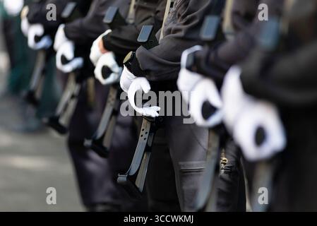 12. Oktober 2022, Sevilla, Andalusien, Spanien: Guardia Civil Officers marschieren während der Feierlichkeiten ihres Schutzpatrons und zum Nationalfeiertag. (Bild: © Angel Garcia/ZUMA Press Wire) Stockfoto