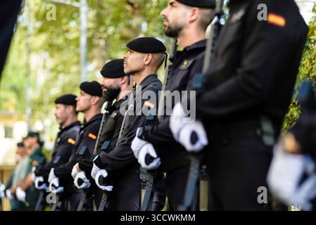 12. Oktober 2022, Sevilla, Andalusien, Spanien: Guardia Civil Officers marschieren während der Feierlichkeiten ihres Schutzpatrons und zum Nationalfeiertag. (Bild: © Angel Garcia/ZUMA Press Wire) Stockfoto