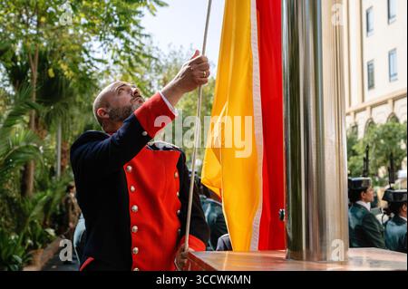 12. Oktober 2022, Sevilla, Andalusien, Spanien: Ein Zivilbeamter der Guardia hisst während der Feierlichkeiten seines Schutzpatrons und des Nationalfeiertags die Flagge Spaniens. (Bild: © Angel Garcia/ZUMA Press Wire) Stockfoto