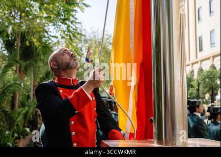 12. Oktober 2022, Sevilla, Andalusien, Spanien: Ein Zivilbeamter der Guardia hisst während der Feierlichkeiten seines Schutzpatrons und des Nationalfeiertags die Flagge Spaniens. (Bild: © Angel Garcia/ZUMA Press Wire) Stockfoto