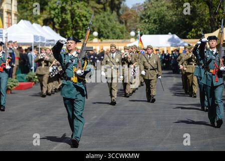 12. Oktober 2022, Sevilla, Andalusien, Spanien: Guardia Civil Officers marschieren während der Feierlichkeiten ihres Schutzpatrons und zum Nationalfeiertag. (Bild: © Angel Garcia/ZUMA Press Wire) Stockfoto
