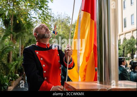 12. Oktober 2022, Sevilla, Andalusien, Spanien: Ein Zivilbeamter der Guardia hisst während der Feierlichkeiten seines Schutzpatrons und des Nationalfeiertags die Flagge Spaniens. (Bild: © Angel Garcia/ZUMA Press Wire) Stockfoto
