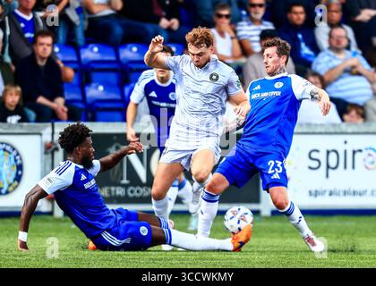 Regan Hutchinson aus Worksop Town wird von Rollin Menayese aus Macclesfield während des Spiels der Enterprise National League North zwischen Macclesfield angegriffen Stockfoto