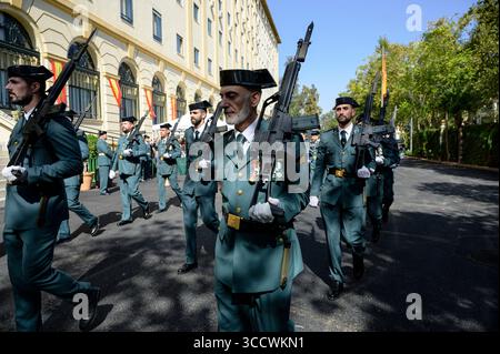12. Oktober 2022, Sevilla, Andalusien, Spanien: Guardia Civil Officers marschieren während der Feierlichkeiten ihres Schutzpatrons und zum Nationalfeiertag. (Bild: © Angel Garcia/ZUMA Press Wire) Stockfoto