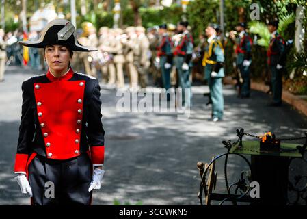 12. Oktober 2022, Sevilla, Andalusien, Spanien: Guardia Civil Officers marschieren während der Feierlichkeiten ihres Schutzpatrons und zum Nationalfeiertag. (Bild: © Angel Garcia/ZUMA Press Wire) Stockfoto