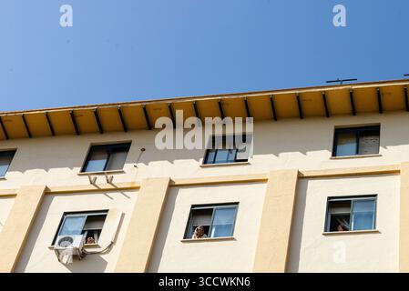 12. Oktober 2022, Sevilla, Andalusien, Spanien: Familienmitglied der Guardia Civil Menbers, der während der Feierlichkeiten des Schutzpatrons und des Nationalfeiertags durch die Fenster der Kaserne des bewaffneten Instituts blickt. (Bild: © Angel Garcia/ZUMA Press Wire) Stockfoto
