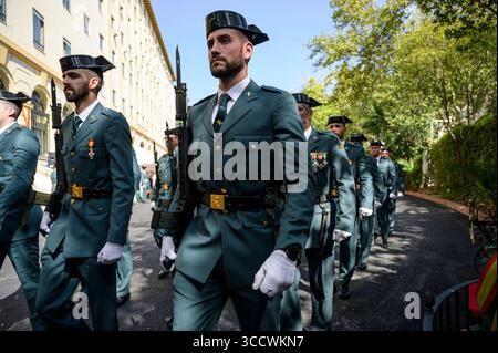 12. Oktober 2022, Sevilla, Andalusien, Spanien: Guardia Civil Officers marschieren während der Feierlichkeiten ihres Schutzpatrons und zum Nationalfeiertag. (Bild: © Angel Garcia/ZUMA Press Wire) Stockfoto