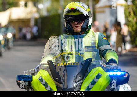 12. Oktober 2022, Sevilla, Andalusien, Spanien: Guardia zivile Verkehrsoffiziere marschieren während der Feierlichkeiten ihres Schutzpatrons und zum Nationalfeiertag. (Bild: © Angel Garcia/ZUMA Press Wire) Stockfoto