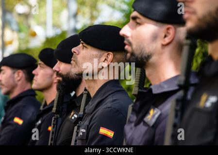12. Oktober 2022, Sevilla, Andalusien, Spanien: Guardia Civil Officers marschieren während der Feierlichkeiten ihres Schutzpatrons und zum Nationalfeiertag. (Bild: © Angel Garcia/ZUMA Press Wire) Stockfoto