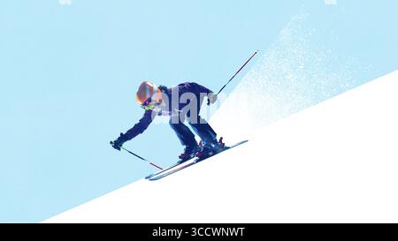 Collage eines Alpinskifahrers in knalliger Ausrüstung, der in dynamischer Wintersportszene bergab fährt Stockfoto