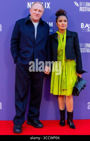 8. Oktober 2022, London, Vereinigtes Königreich: SALMA HAYEK (R) und Ehemann FRANCOIS-HENRI PINAULT nehmen an der britischen Premiere „Bardo, False Chronicle of A Handle of Truths“ während des 66. BFI London Film Festival in der Southbank Centre Royal Festival Hall Teil. (Kreditbild: © Pietro Recchia/SOPA Images via ZUMA Press Wire) Stockfoto