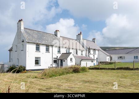 Coastguard Cottages mit Blick auf Rhossili Bay Beach und Landzunge im Besitz des National Trust, Gower Peninsula, South Wales, Großbritannien Stockfoto
