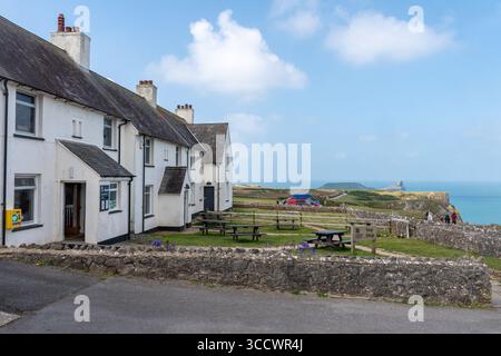 Coastguard Cottages mit Blick auf Rhossili Bay Beach und Landzunge im Besitz des National Trust, Gower Peninsula, South Wales, Großbritannien Stockfoto