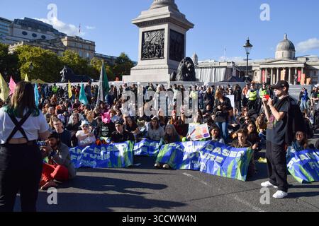 8. Oktober 2022, London, Vereinigtes Königreich: Aktivisten der Animal Rebellion sitzen auf der Straße und blockieren den Verkehr auf dem Trafalgar Square während des Protestes. Die Tierschutzgruppe marschierte in Central London und forderte ein Ende aller Formen der Tierausbeutung und eine pflanzenbasierte Zukunft. (Kreditbild: © Vuk Valcic/SOPA Images via ZUMA Press Wire) Stockfoto