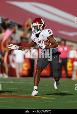 8. Oktober 2022 der Wide Receiver der Washington State Cougars Renard Bell #9 trägt den Ball während des NCAA-Fußballspiels zwischen den Washington State Cougars und den USC Trojans im Los Angeles Coliseum in Los Angeles, Kalifornien. Obligatorischer Bildnachweis: Charles Baus/CSM (Bildnachweis: © Charles Baus/CSM via ZUMA Press Wire) Stockfoto