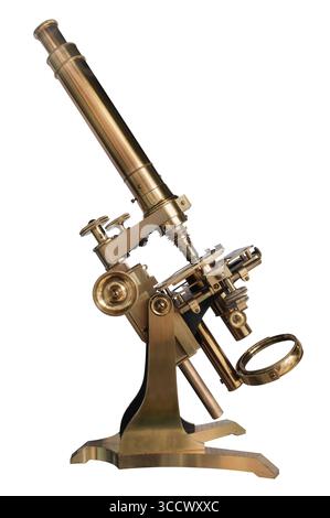 Ein wunderschönes Vintage-Mikroskop aus antikem Messing aus der viktorianischen Zeit, isoliert auf weißem Hintergrund Stockfoto