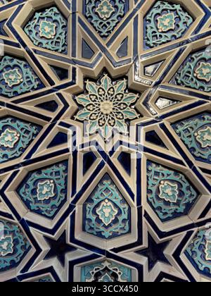Nahaufnahme des traditionellen islamischen geometrischen Fliesenmusters in Blau- und Türkistönen mit kompliziertem ornamentalem Design und handwerklichem Können Stockfoto