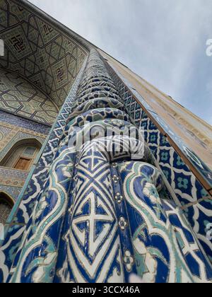 Nahaufnahme der komplexen islamischen Fliesen und geschnitzten Details auf der Fassade des Registan-Komplexes in Samarkand, Usbekistan Stockfoto