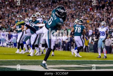 Oktober 2022, Philadelphia, PA, USA: 16. Oktober 2022: DeVonta Smith (6) holt sich einen Touchdown-Pass während des NFL-Fußballspiels zwischen den Dallas Cowboys und den Philadelphia Eagles im Lincoln Financial Field in Philadelphia, Pennsylvania. Scott Serio/Cal Sport Media (Foto: © Scott Serio/CSM via ZUMA Press Wire) Stockfoto