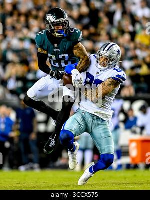 Oktober 2022, Philadelphia, PA, USA: 16. Oktober 2022: Marcus Epps (22) und Dallas Cowboys Tight End Peyton Hendershot (89) kämpfen um die Kontrolle über den Ball auf einem Pass von Quarterback Cooper Rush (10) während des NFL-Fußballspiels zwischen den Dallas Cowboys und den Philadelphia Eagles im Lincoln Financial Field in Philadelphia, Pennsylvania. Scott Serio/Cal Sport Media (Foto: © Scott Serio/CSM via ZUMA Press Wire) Stockfoto