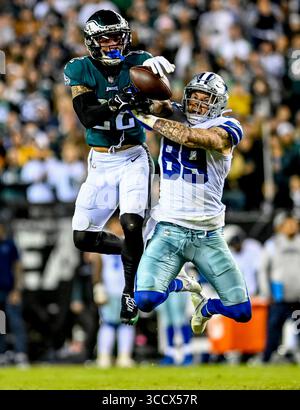 Oktober 2022, Philadelphia, PA, USA: 16. Oktober 2022: Marcus Epps (22) und Dallas Cowboys Tight End Peyton Hendershot (89) kämpfen um die Kontrolle über den Ball auf einem Pass von Quarterback Cooper Rush (10) während des NFL-Fußballspiels zwischen den Dallas Cowboys und den Philadelphia Eagles im Lincoln Financial Field in Philadelphia, Pennsylvania. Scott Serio/Cal Sport Media (Foto: © Scott Serio/CSM via ZUMA Press Wire) Stockfoto