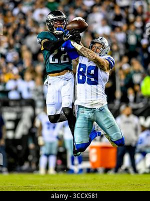 Oktober 2022, Philadelphia, PA, USA: 16. Oktober 2022: Marcus Epps (22) und Dallas Cowboys Tight End Peyton Hendershot (89) kämpfen um die Kontrolle über den Ball auf einem Pass von Quarterback Cooper Rush (10) während des NFL-Fußballspiels zwischen den Dallas Cowboys und den Philadelphia Eagles im Lincoln Financial Field in Philadelphia, Pennsylvania. Scott Serio/Cal Sport Media (Foto: © Scott Serio/CSM via ZUMA Press Wire) Stockfoto