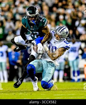 Oktober 2022, Philadelphia, PA, USA: 16. Oktober 2022: Marcus Epps (22) und Dallas Cowboys Tight End Peyton Hendershot (89) kämpfen um die Kontrolle über den Ball auf einem Pass von Quarterback Cooper Rush (10) während des NFL-Fußballspiels zwischen den Dallas Cowboys und den Philadelphia Eagles im Lincoln Financial Field in Philadelphia, Pennsylvania. Scott Serio/Cal Sport Media (Foto: © Scott Serio/CSM via ZUMA Press Wire) Stockfoto
