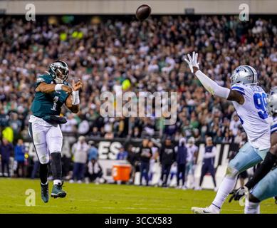 Oktober 2022, Philadelphia, PA, USA: 16. Oktober 2022: Philadelphia Eagles Quarterback Jalen Hurts (1) wirft einen Pass über Dallas Cowboys Defensive End Chauncey Golston (99), um einen Touchdown während des NFL Football Matchups zwischen den Dallas Cowboys und den Philadelphia Eagles im Lincoln Financial Field in Philadelphia, Pennsylvania, zu erzielen. Scott Serio/Cal Sport Media (Foto: © Scott Serio/CSM via ZUMA Press Wire) Stockfoto