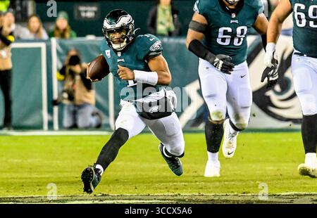 Oktober 2022, Philadelphia, PA, USA: 16. Oktober 2022: Philadelphia Eagles Quarterback Jalen Hurts (1) versucht, beim NFL Football Matchup zwischen den Dallas Cowboys und den Philadelphia Eagles im Lincoln Financial Field in Philadelphia, Pennsylvania, einen Abbruch zu erzielen. Scott Serio/Cal Sport Media (Foto: © Scott Serio/CSM via ZUMA Press Wire) Stockfoto