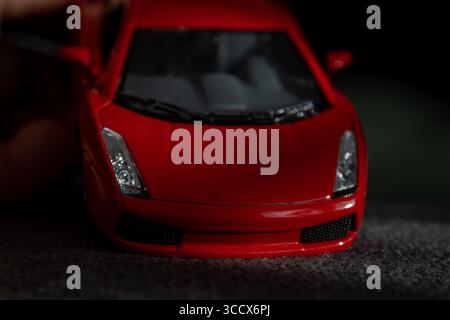 Eine Nahaufnahme eines roten Miniatur-Sportwagenmodells Stockfoto