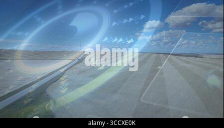 Anzeige von durchscheinendem HUD, das über Landstraßen über Farmfeldern unter blauem Himmel liegt, Markierungen Stockfoto