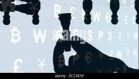 Schachstück mit Handsilhouette auf digitalem Raster mit schwebenden Währungssymbolen, Kopierraum Stockfoto