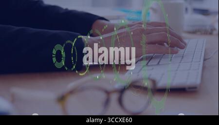 Büromitarbeiter mit weißer Tastatur auf dem Schreibtisch mit HUD-Grafik, Brille, Kaffeetasse Stockfoto