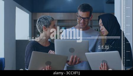 Diskutieren von Daten drei Experten, die in der Bürolounge zusammenarbeiten, mit drei silbernen Laptops Stockfoto