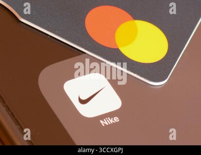 Nike Sports Retailer App auf dem Smartphone-Bildschirm mit Mastercard zum Bezahlen des Einkaufs Stockfoto
