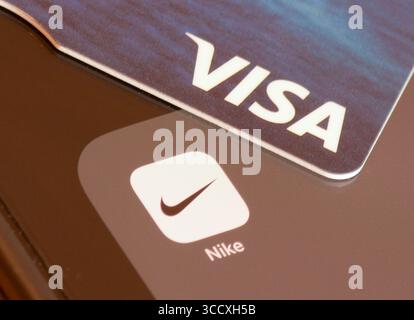 Nike Sports Retailer App auf dem Smartphone-Bildschirm mit einer VISA-Karte zum Bezahlen des Einkaufs Stockfoto