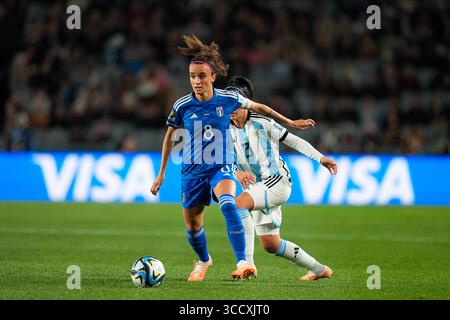 24. Juli 2023: Barbara Bonansea (Italien) und Eliana Stabile (Argentinien) kämpfen bei einem Spiel der Gruppe G (FIFA Frauen-Weltmeisterschaft Australien & Neuseeland 2023) um den Ball, Italien gegen Argentinien, in Eden Park, Auckland, Neuseeland. Kim Price/CSM (Kreditbild: © Kim Price/CSM via ZUMA Press Wire) Stockfoto