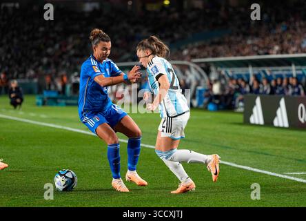 24. Juli 2023: Arianna Caruso (Italien) und Estefania Banini (Argentinien) kämpfen um den Ball bei einem Spiel der Gruppe G - FIFA Frauen-Weltmeisterschaft Australien und Neuseeland 2023, Italien gegen Argentinien, in Eden Park, Auckland, Neuseeland. Kim Price/CSM (Kreditbild: © Kim Price/CSM via ZUMA Press Wire) Stockfoto
