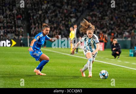 24. Juli 2023: Arianna Caruso (Italien) und Estefania Banini (Argentinien) kämpfen um den Ball bei einem Spiel der Gruppe G - FIFA Frauen-Weltmeisterschaft Australien und Neuseeland 2023, Italien gegen Argentinien, in Eden Park, Auckland, Neuseeland. Kim Price/CSM (Kreditbild: © Kim Price/CSM via ZUMA Press Wire) Stockfoto