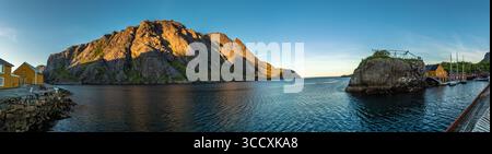 Nusfjord, ein kleines Fischerdorf auf den Lofoten-Inseln, von der UNESCO als Pilotprojekt zur Erhaltung der traditionellen norwegischen Architektur anerkannt Stockfoto