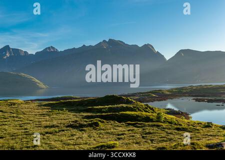 Nusfjord, ein kleines Fischerdorf auf den Lofoten-Inseln, von der UNESCO als Pilotprojekt zur Erhaltung der traditionellen norwegischen Architektur anerkannt Stockfoto