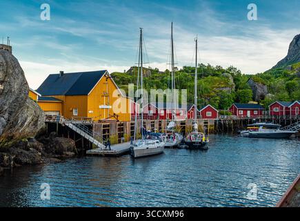 Nusfjord, ein kleines Fischerdorf auf den Lofoten-Inseln, von der UNESCO als Pilotprojekt zur Erhaltung der traditionellen norwegischen Architektur anerkannt Stockfoto