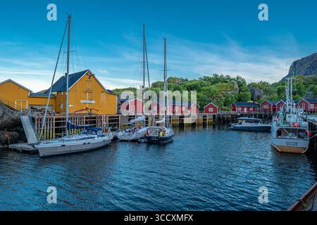 Nusfjord, ein kleines Fischerdorf auf den Lofoten-Inseln, von der UNESCO als Pilotprojekt zur Erhaltung der traditionellen norwegischen Architektur anerkannt Stockfoto