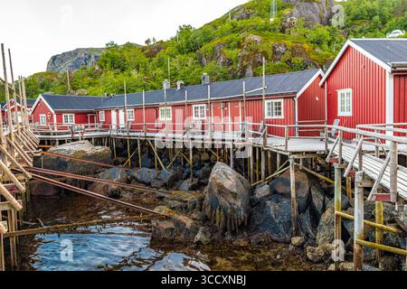 Nusfjord, ein kleines Fischerdorf auf den Lofoten-Inseln, von der UNESCO als Pilotprojekt zur Erhaltung der traditionellen norwegischen Architektur anerkannt Stockfoto