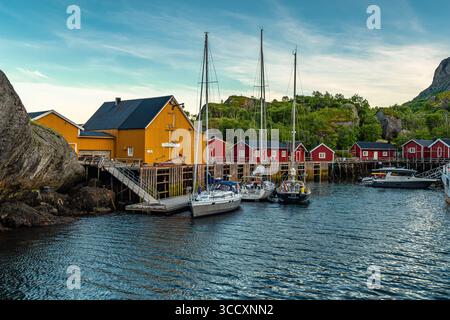 Nusfjord, ein kleines Fischerdorf auf den Lofoten-Inseln, von der UNESCO als Pilotprojekt zur Erhaltung der traditionellen norwegischen Architektur anerkannt Stockfoto